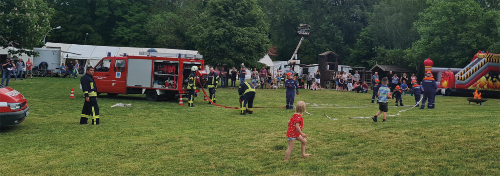 Die Feuerwehr gibt Einblicke in Fahrzeuge und Technik