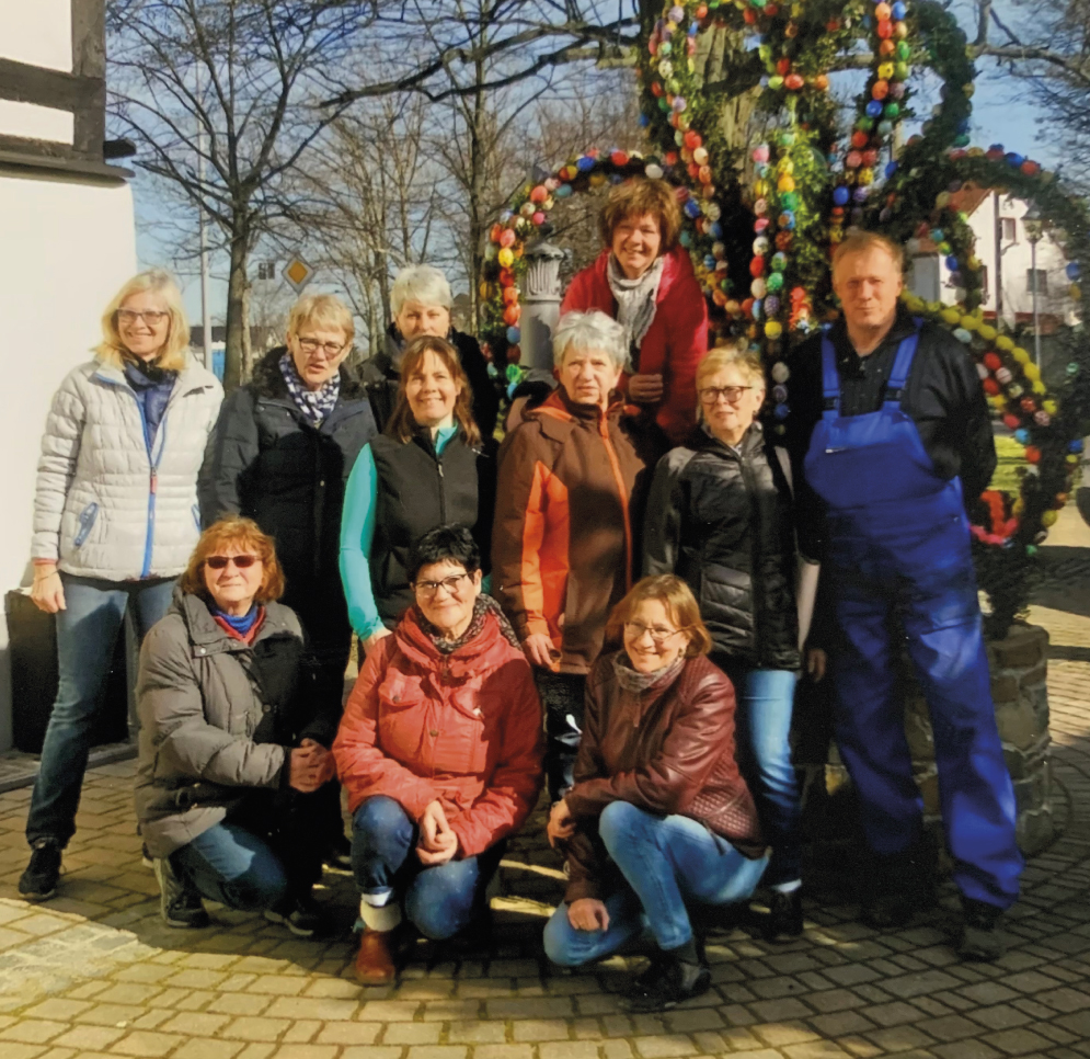 geschmückter Osterbrunnen mit allen Helfern